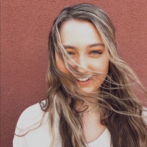 Meet your Posher, Caitlin